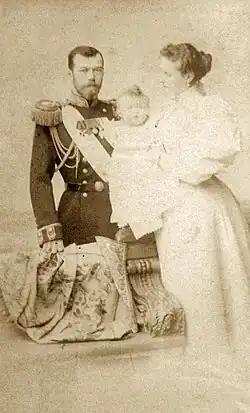 Le tsar Nicolas II, la tsarine Alexandra Feodorovna et leur fille Olga Nikolaïevna, 1896.