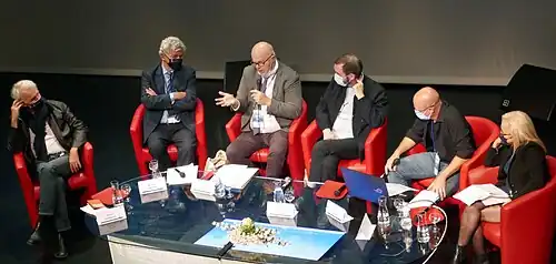 Table ronde masquée, sur le thème La COVID-19 : une pandémie sous l'œil des géographes.