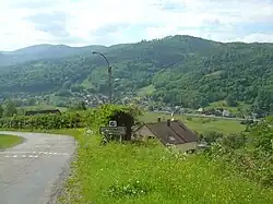 Début de l'ascension par le versant nord. Vue sur Luttenbach-près-Munster plus bas.