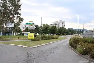 Avenue du Général-de-Gaulle avec panneaux indiquant en premier Saint-Yorre