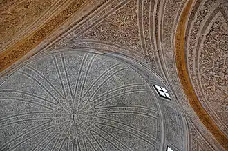 Décor en stuc ciselé de la coupole du tourbet El Bacha.