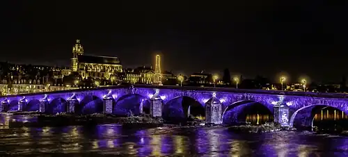 Le pont décoré à l'occasion des fêtes de fin d'année.
