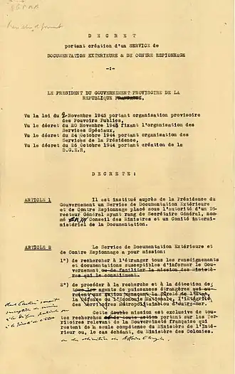 Décret portant création du Service de documentation extérieure et de contre–espionnage (SDECE), version préparatoire annotée par le président du Conseil, Charles de Gaulle. Le décret est pris en Conseil des ministres le 28 décembre 1945 et promulgué le 4 janvier 1946, mais non publié au Journal officielFaligot et Krop 1985, p.&nbsp;58. ,Faure 2004, p.&nbsp;205. ,Sébastien Laurent, « Politisations et politiques du renseignement sous la Ve&nbsp;République », dans Sébastien Laurent (dir.), Politiques du renseignement (issu du 2d&nbsp;colloque organisé les 18 – 19 octobre 2007 dans le cadre du programme “Information ouverte, information fermée” (IOIF) de l'ANR), Pessac, Presses universitaires de Bordeaux, coll.&nbsp;« Espace public / Histoire », 2009, 355&nbsp;p. (ISBN&nbsp;978-2-86781-548-5), p.&nbsp;295 [lire en ligne].,Bertrand Warusfel, Contre-espionnage et protection du secret : Histoire, droit et organisation de la sécurité nationale en France, Panazol, Lavauzelle, 2000, 496&nbsp;p. (ISBN&nbsp;2-7025-0451-5), p.&nbsp;52 [lire en ligne].. Archives nationales de France.