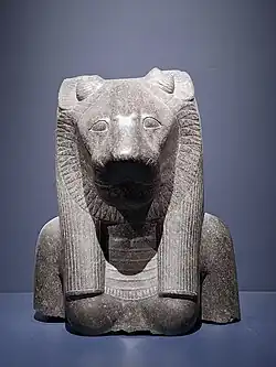 Déesse Sekhmet: représentée par une femme à tête de lionne. XVIIIe&nbsp;dynastie, Nouvel Empire. Temple de Mout, Karnak. Thèbes. Granit, H. 53 cm.