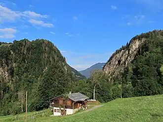 La gorge vue vers l'aval depuis les Cernix à l'est en rive droite du Doron de Beaufort.
