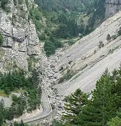 Photo d'une route dans un défilé étroit aux parois rocheuses.