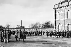 Défilé des troupes de la 2e&nbsp;division légère mécanique devant le général Bougrain. Boué (Aisne), le 24 février 1940.