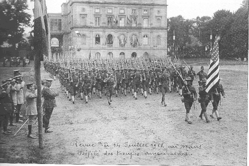 Défilé le 14 juillet 1918 au Mans des troupes américaines.