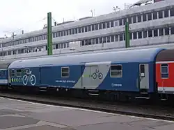 Voiture mixte UIC-Y type Bd avec fourgon à bagages ; rénovée en 2010 pour le transport des bicyclettes.