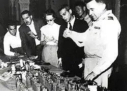 Démantèlement du « réseau bombes » de Yacef Saadi, le colonel Godard présente à la presse 33 bombes récupérées lors d'une fouille dans la Casbah d'Alger.