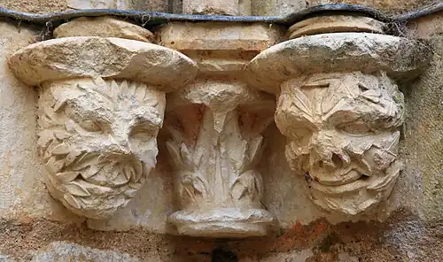 Mascarons dans la salle carrée.