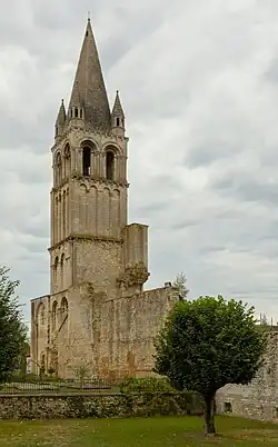 Le clocher et le pan de mur conservé attenant.