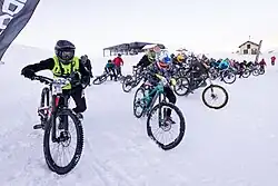 Epreuve de VTT DH sur neige (Photo par Johan Desma).