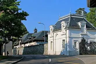 La loge sud et les écuries.