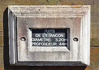 Inscriptions : diamètre = 3,2&nbsp;mètres, profondeur = 44 mètres.
