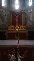 L'autel recouvert de l'antependium en cuir de Cordoue et le tabernacle à ailes. Sur les ailes du tabernacle sont représentées : à gauche, la Visitation et à droite, l'Annonciation.