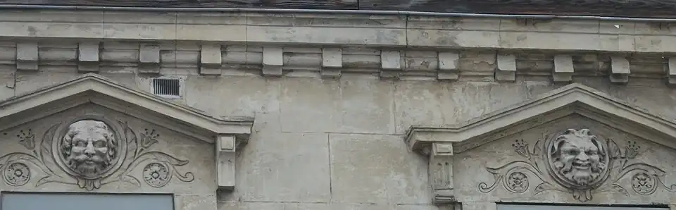 Sur la façade du 43.