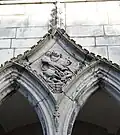 Détail de l'écoinçon entre les arcs de l'entrée: saint Georges et le personnage à genoux.