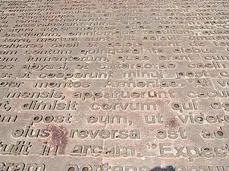 Détail de l'Observatoire du temps, de Jaume Plensa, placé sur un palier de l'escalier monumental.