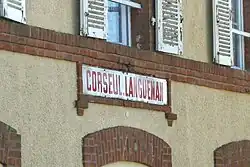 Plaque nominative de la gare, sur l'ancien bâtiment voyageurs.