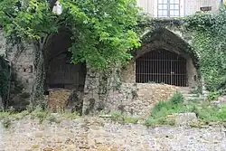 Détail de deux portes d'un bâtiment, une petite et une grande.