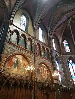 Détail des peintures du chœur. Sur les colonnes (d'ordre corinthien) apparaissent des coquilles, en référence à l'attribut de Saint Jacques, apôtre du Christ et dédicataire de l'église.