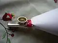 Ajustage d'un kazoo à un cornet en papier pour faire un bigophone.