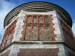 Détail sur les faïences polychromes.