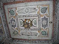 Détail en rocaille du plafond du nymphée.