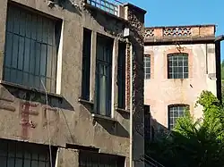 Zoom sur les fenêtres de l'ancien bureau du directeur de l'usine jusqu'en 1956.