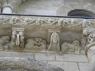 Visages sur l'église de Surgères.