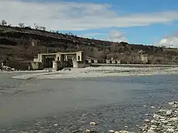 Les déversoirs à l’extrémité du barrage permettent d’évacuer le courant du cours d’eau