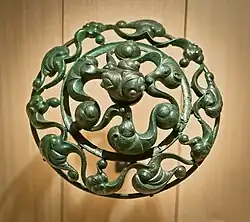 Bronze gaulois provenant du site de La Fosse Cotheret, Roissy, IIIe&nbsp;siècle&nbsp;av. J.-C., art celte à base de rinceaux stylisés.