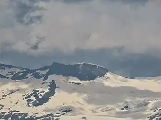 Le dôme de l'Arpont depuis le Plan des Cavales par-delà le col du Mont-Cenis au sud-est.