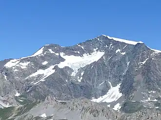 Vue du dôme de la Sache depuis la Tovière au sud-est avec le glacier Suspendu sous le sommet.