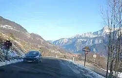 La route départementale 113 à la sortie de Cordon, dans un ralentisseur.