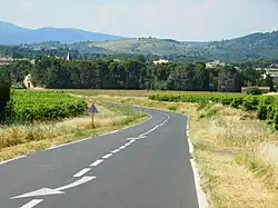 La D 12 à proximité de La Livinière.