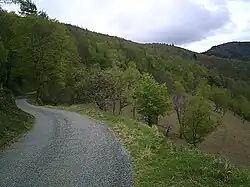 Après avoir passé le carrefour entre les routes D33 (provenant de Riverenert) et 18B (provenant de Rimont), il reste 2,8&nbsp;km avant le col de la Crouzette sur cette petite route que l'on voit ici.