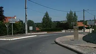 La route départementale 258 menant au centre-ville