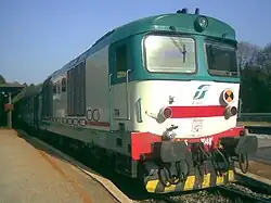La D.445.1048 en transit en gare de Feltre tractant une rame voyageurs.