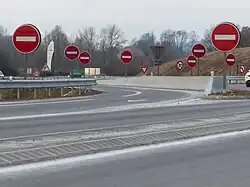 8 panneaux B1 en sortie autoroutière