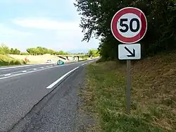 50 km/h dans une voie de décélération, Cranves-Sales, Haute-Savoie.