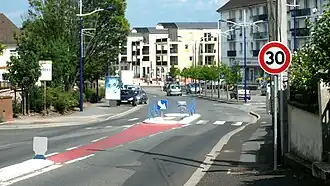 Route départementale 984 traversant le centre-ville