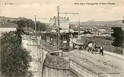 Tramway franchissant le pont sur la Meurthe entre Varangéville et Saint-Nicolas-de-Port.