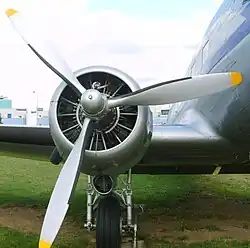 Hélice tribord d'un Douglas DC-3.