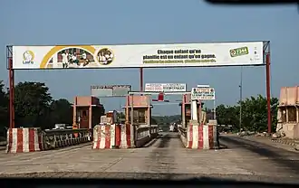 Péage sur la route de Diho.