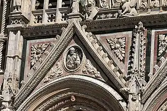 Pignon du portail de gauche.