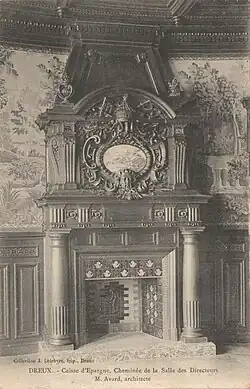 Cheminée de la salle des Directeurs avec sculpture de la ruche (symbole des caisses d'épargne), au tournant du XXe&nbsp;siècle.