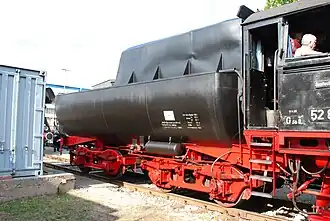 Un tender type « baignoire » attelé à une BR 52 allemande.