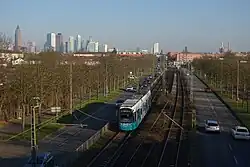 Tramway sur la rue Mainzer Landstrasse, une artère importante à l'ouest de Francfort